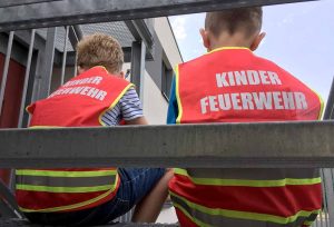 Seit Mitte Januar wird das Konzept für eine Kinderfeuerwehr an den beiden Pilotstandorten bei den Löschzügen Asseln und Lichtendorf mit jeweils 14 Kindern im Alter von sechs bis zehn Jahren erprobt.