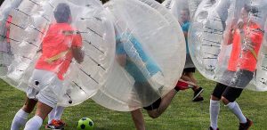 Beim Bubble-Fußball im Deutschen Fußballmuseum sind skurrile Szenen und Gelächter garantiert. Foto: DFM