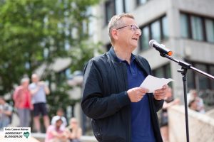 Professor Dietmar Köster (SPD Mitglied und Abgeordneter im EU Parlament) spricht zu den Demonstrant*innen.