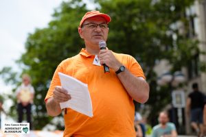 Joachim Spehl von Seebrücke Dortmund hält einen Redebeitrag auf der Demonstration.