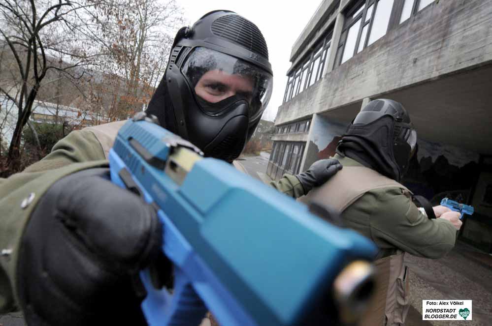Sondereinsatzkommandos (SEK) der Polizei werden in den nächsten Monaten in leerstehenden Immobilien trainieren. Das Archivbild zeigt ein Antiterrortraining der Polizei. Foto: Alex Völkel