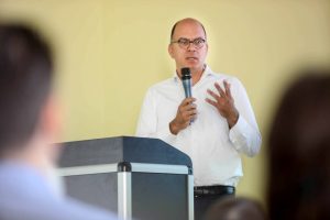 Lothar Becker, Amtsleitung im Kölner Ausländeramt der Stadt Köln, stellte deren Kommunales Bleiberechtsprogramm vor. 