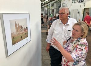 Regierungspräsident Hans-Josef Vogel und Michaela Veith von der Landesvertretung Rheinland-Pfalz führten in die Ausstellung ein.