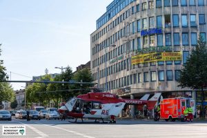 Der Rettungshubschrauber musste auf dem Wallring landen, weil das Klinikum-Mitte über keinen Landeplatz verfügt. Fotos_ Leopold Achilles