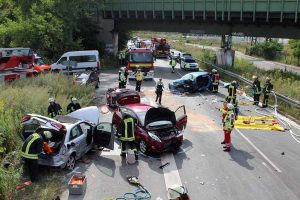 Die Unfallstelle mit den drei völlig zerstörten Fahrzeugen auf der Brackeler Straße. Foto: Feuerwehr Dortmund