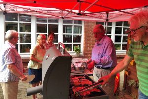 Natürlich stehen auch hinter dem Grill die Ehrenamtlichen des Vereins und packen mit an. 