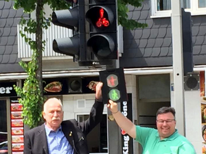 Bezirksbürgermeister Oliver Stens (rechts) und Wolfgang Wenzelmann der IG BCE zeigen, wie die Ampeln in Eving zukünftig aussehen werden. Bild: Manuela Stens