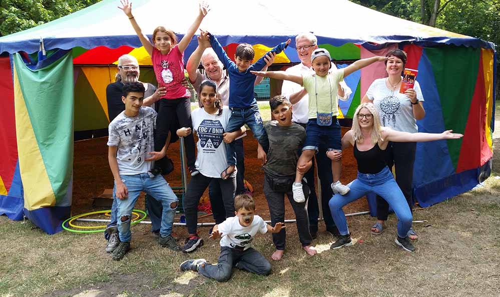 Ralf Finke (Jugendamt), Edgar Hedergott (Freie pädagogische Initiative Unna), Christoph Spiekermann (Dortmund Stiftung) und Stephanie Menneken (Leiterin der Erlebniswelt Fredenbaum) mit Kindern und Jugendlichen. Foto: Stadt Dortmund