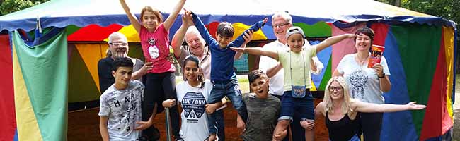 Ralf Finke (Jugendamt), Edgar Hedergott (Freie pädagogische Initiative Unna), Christoph Spiekermann (Dortmund Stiftung) und Stephanie Menneken (Leiterin der Erlebniswelt Fredenbaum) mit Kindern und Jugendlichen. Foto: Stadt Dortmund