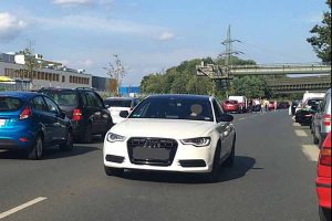 Die wartenden Fahrzeuge hatten vorbildlich eine Rettungsgasse gebildet, die dieser Audi-Fahrer als Geisterfahrer missbrauchte.