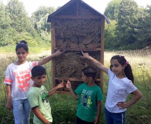 Die Kinder zeigen auf ihre Namen. Marwa, Ghazi, Abdullah und Farah (v.l.)