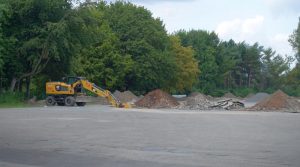 Die Bauarbeiten auf dem Festplatz Eberstraße haben begonnen und sollen bis Oktober abgeschlossen sein. Foto: Thomas Engel