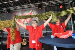 Mehr als 1000 Schals haben die Ehrenamtlichen in den vergangenen Monaten gestrickt. Sie werden gegen Spende abgegeben - der Erlös geht an die Obdachlosenhilfe. 