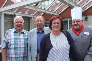 Hans­Jürgen Unterkötter, Gerd Wendzinski, Suzanne Scholz und Detlef Schulz vor der Senioren­ wohnstätte. Foto: Susanne Schulte