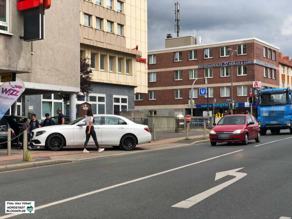 Behinderungen durch illegales Parken auf dem Bürgersteig beziehungsweise dem Radweg werden deutlich teurer.