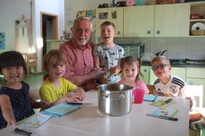 Berndt Schmidt kocht mit den Kindern in der Kita Heliosweg. Fotos: Susanne Schulte
