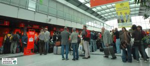 Fluggäste am Flughafen.