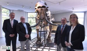 Dirk Schaufelberger, Dick Mol, Adolf Misch und Elke Möllmann freuen sich über den neuen Star des Museums. 