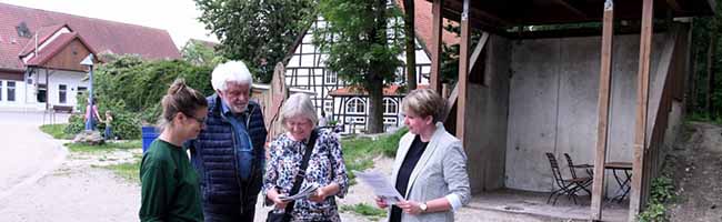 Anne Hülsen, Monika Mlynczak, Nadine Somer und Gerd Mlynczak wollen das Karussell auf dem Areal des früheren Streichelzoos errichten lassen. Foto: Alex Völkel