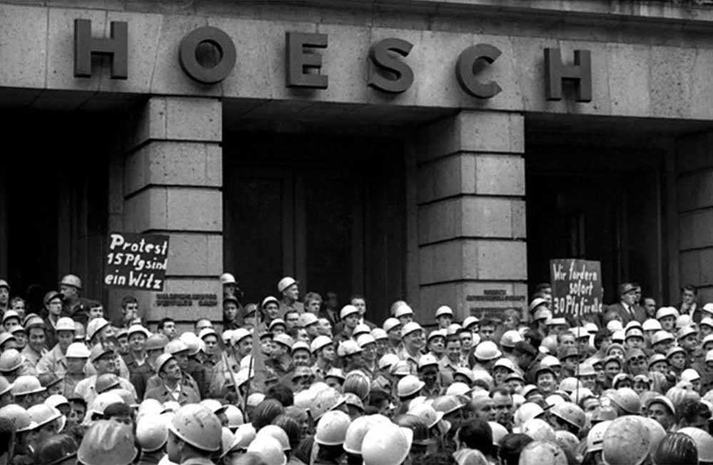 Streikenden Hoeschianer vor der Hauptverwaltung der Westfalenhütte im September 1969. Foto: Archiv Peter Keuthen