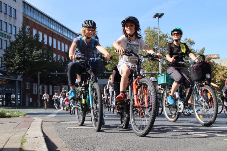 Sicher Radfahren im Alltag Aufbruch Fahrrad demonstriert