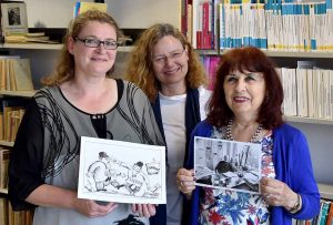 Übergabe der Sammlung im Institut für Zeitungsforschung mit Anne Gutzeit (v.re.), Prof. Dr. Stefanie Averbeck-Lietz (Vorstandsvorsitzende des Vereins zur Förderung der Zeitungsforschugn in Dortmund e.V.)und  Dr. Astrid Blome (Direktorin Institut für Zeitungsforschung).