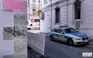 „ACAB“ (All Cops Are Bastards) und „Nazi-Kiez“ - die Polizei macht sich bei Neonazis unbeliebt. 