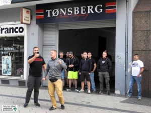 Die Neonazis bauten sich als „Schutzstaffel“ vor dem Laden auf und machten die Security arbeitslos.