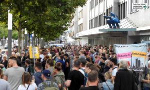 Mehr als 200 Menschen protestierten gegen den Nazi-Modeladen. Fotos: Alex Völkel