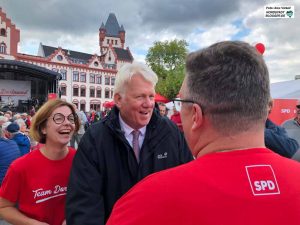 Strahlende Gesichter: Parteichefin Nadja Lüders und OB Ullrich Sierau beim SPD-Familienfest.