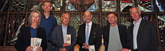 Vorstellung des Dortmunder Programms für den Tag des offenen Denkmals. V.l.n.r.: Dr. Henriette Brink-Kloke, Leitung Denkmalbehörde Stadt Dortmund; Stefan Nies, Büro für Geschichte; Stefan Thabe, Leiter Stadtplanungs- und Bauordnungsamt Stadt Dortmund; Klaus Steenweg, Leiter Kommunikation Sparkasse Dortmund; Pfarrer Wolfram Eichler, Nicolaikirche; Dr. Heinz Pohlmann, Leiter Betrieb und Marketing DSW21. Foto: Anja Kador/ Stadt Dortmund