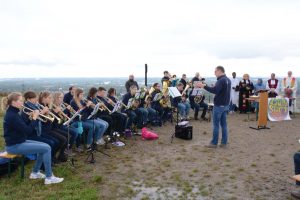 Großes Interesse gab es an den Terminen auf der Halde - so auch beim Friedensgebet. Foto: Oliver Schaper