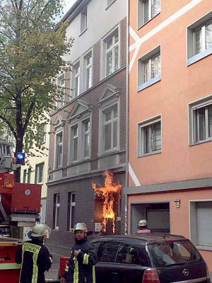 Durch das Feuer wurde die Gebäudedurchfahrt stark in Mitleidenschaft gezogen.