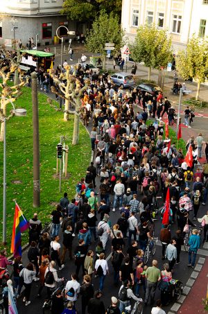 Am Borsigplatz setzte sich die erste der insgesamt fünf Demos in Bewegung. Foto: Ole Meier