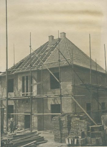 Das Dach des Musterhauses wird eingedeckt. (Stadtarchiv Dortmund, Bestand 3, lfd. Nr. 3093)