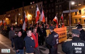 Dieter Riefling, Michael Brück und Christian Worch (Vordergrund, v.l.) bei der Demo in der vergangenen Woche. 