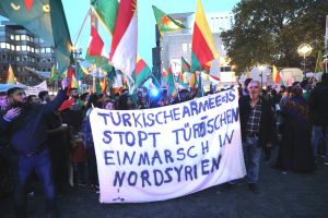 In den vergangenen Tagen gab es mehrfach friedliche Demonstrationen und Proteste gegen den türkischen Einmarsch in Nordsyrien.