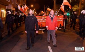 Der Bundesvorsitzender der Partei „Die Rechte“, Sascha Krolzig un der Parteigründer Christian Worch führten eine Nazi-Demo durch die Nordstadt an. Foto: Alex Völkel