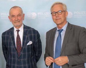 Professor Dr. jur. Christian Pestalozza (li.) war Gast der Dortmunder Polizei. Mit Polizeipräsident Gregor Lange sprach er über den Schutz vor Verfassungsfeinden.