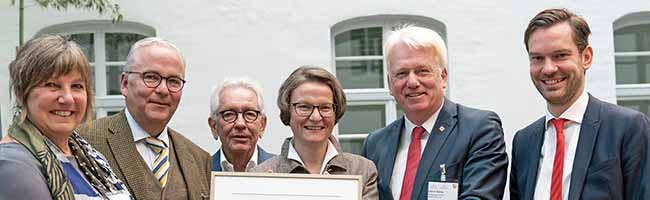 Feierliche Übergabe: v.l.: Cornelia Irle, ehemalige Europabeauftragte der Stadt Dortmund, Klaus Wegener, Präsident der Auslandsgesellschaft.de NRW, Dr. Stephan Holthoff-Pförtner, Minister des Landes NRW für Bundes- und Europaangelegenheiten sowie Internationales, Ina Scharrenbach, Ministerin des Landes NRW für Heimat, Kommunales, Bauen und Gleichstellung, Oberbürgermeister Ullrich Sierau, Martin van der Pütten, Leiter des Büros für Internationale Beziehungen und nachhaltige Entwicklung. Foto: Foto: Günther Ortmann