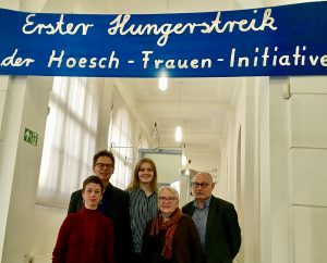 Unter einem Banner zum Hungerstreik der Hoesch-Fraueninitiative (v.li.): Isolde Parussel (Leiterin des Hoesch-Museums), Dr. Jens Stöcker (Direktor des Museums für Kunst und Kulturgeschichte), Mit-Kuratorin Svenja Grawe (Ruhr-Universität Bochum), Zeitzeugin Rita Schenkmann-Raguse und Dr. Karl Lauschke, Vorsitzender der Freunde des Hoesch-Museums.