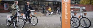 Dennis Steinsiek (links), Vertriebsleitung bei nextbike, und Stefan Ganslmayer (2.v.l), Leiter Kommunikation und Information bei DSW21, beim Austesten der neuen Leihräder