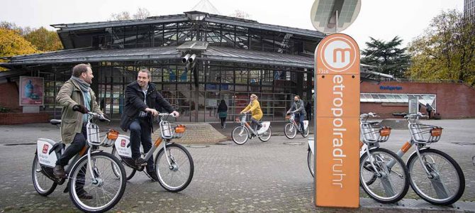 Dennis Steinsiek (links), Vertriebsleitung bei nextbike, und Stefan Ganslmayer (2.v.l), Leiter Kommunikation und Information bei DSW21, beim Austesten der neuen Leihräder