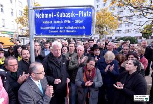 Jenseits von Staatsangehörigkeit und Religion: Trauer und Entschlossenheit bei der Benennung. Fotos: Alex Völkel