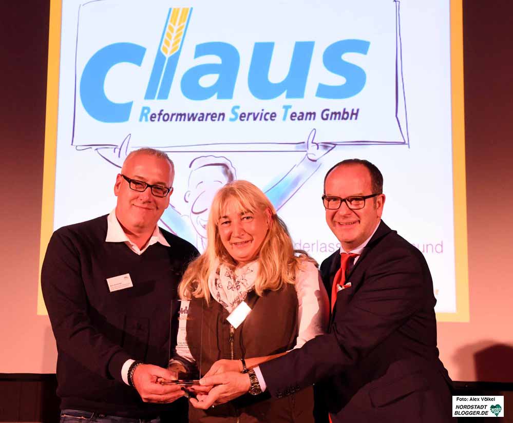 Bettina Moche und Sven Arnhölter (Claus Reformwaren Service Team, Preisträger) mit Laudator Dirk Rutenhofer