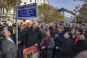 Jenseits von Staatsangehörigkeit und Religion: Trauer und Entschlossenheit bei der Benennung. Fotos: Alex Völkel und Franz Luthe