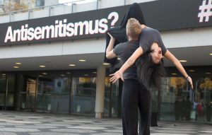 Auf dem Platz der Alten Synagoge fand eine theatral- musikalische Aktion der Jugendclubs des Theaters Dortmund statt.