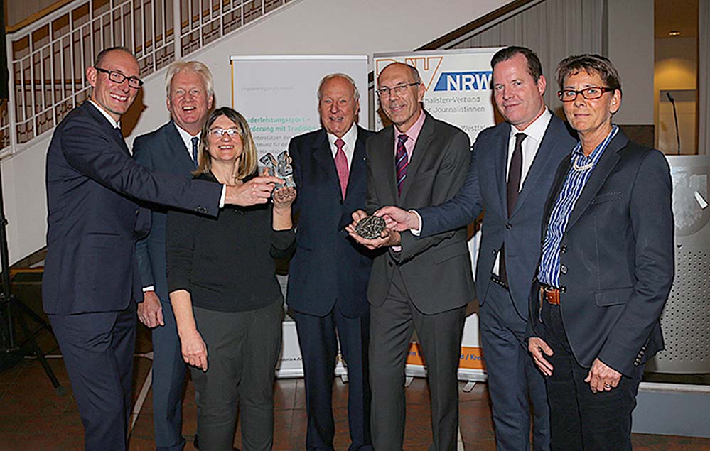 Unternehmer Dr. Jochen Opländer (M.) freute sich über den Eisernen Reinoldus, hier bei der Preisverleihung mit (v.l.) Laudator Florian Menningen, Oberbürgermeister Ullrich Sierau, Anja Cord, stv. Vors. des Pressevereins, Kay Bandermann, Vors. Presseverein, Wilo-Vorstand Oliver Hermes und Bürgermeisterin Birgit Jörder. Fotos: Pal Delia