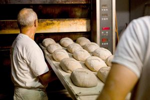 Wer in der Backstube arbeitet, macht einen harten Job. Zu viele Bäckereien speisen ihre Mitarbeiter trotzdem mit Niedriglöhnen ab, kritisiert die Gewerkschaft. Foto: NGG