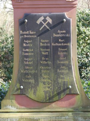 Namenstafel des Grabmals auf dem Ostfriedhof